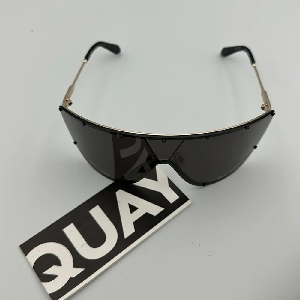 QUAY ON SET Black Like New